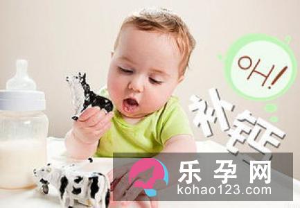 宝宝吃什么聪明?早期表现有哪些:爱玩游戏小孩子生来好动,爱搞恶作剧