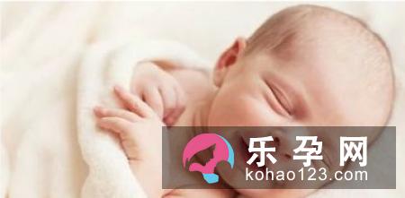 新生儿一放到床上就醒怎么回事 怎么防止掉床
