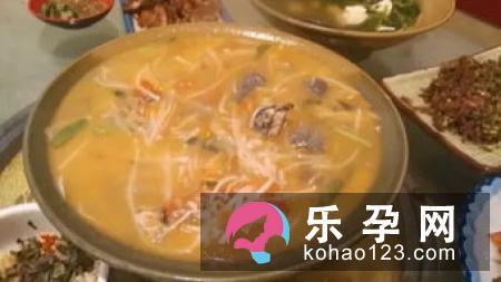 麋鹿身上有特殊气味雄鹿陶醉在槐花飘香,绿草如茵