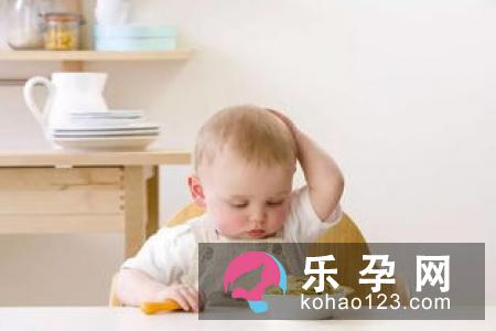 宝宝吃什么聪明?早期表现有哪些:爱玩游戏小孩子生来好动,爱搞恶作剧
