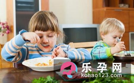 儿童噎食能喝水吗 异物卡喉的急救方法