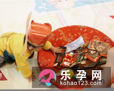 宝宝抓周什么时候抓 抓到笔是什么意思