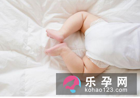 纸尿裤里面有白色颗粒是什么 多久给宝宝换一次