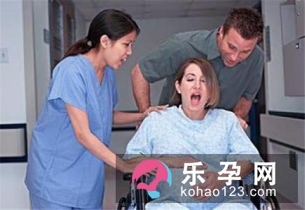 真的假的 站着分娩更顺畅？