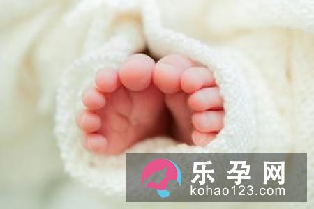 宝宝可以擦清凉油吗 睡觉头出汗是热吗