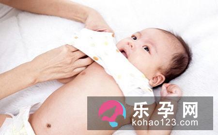 夏天婴儿体温多少正常 穿几件衣服