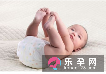 给婴儿换尿布的正确步骤 注意事有哪些