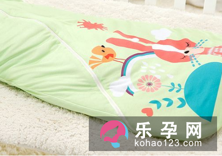 给宝宝打襁褓有什么好处 和蜡烛包有什么区别