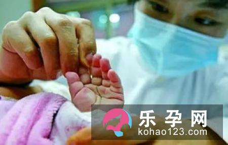 小孩得了手足口病会传染给大人吗 传染期有多长