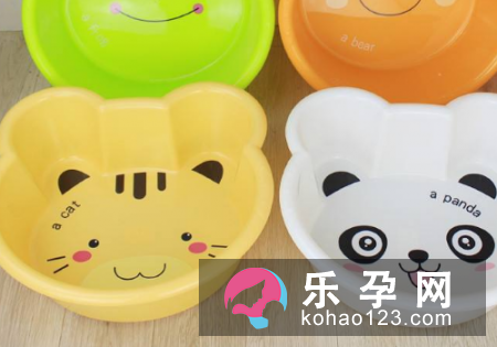 宝宝洗脚水温多少度合适 温水洗脚有什么好处