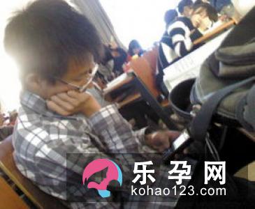 小孩看电视眨眼是什么原因 怎么办