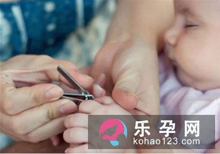 给宝宝剪指甲的最佳时机 肺炎出院后呛奶怎么办