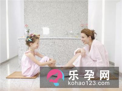 宝宝洗脚水温多少度合适 温水洗脚有什么好处