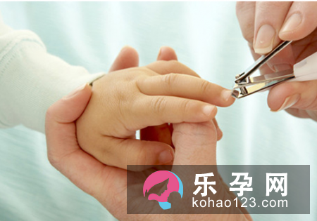 宝宝指甲里的脏东西怎么办 指甲软是怎么回事