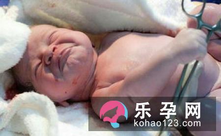给宝宝剪指甲的最佳时机 肺炎出院后呛奶怎么办