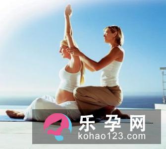 接着吸气慢慢还原,呼气放松