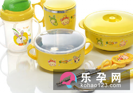 刚出生宝宝能用勺子喂奶吗 用硅胶勺子好吗