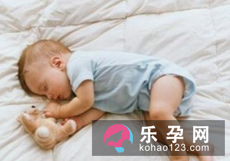 为什么小孩睡觉手投降 宝宝睡觉手老是举起来是怎么回事
