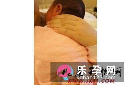 宝宝躺着吃奶要拍嗝吗 吃奶睡着了还用拍嗝吗