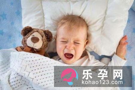 为什么小孩睡觉手投降 宝宝睡觉手老是举起来是怎么回事