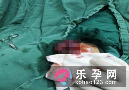 宝宝哭闹缺什么 呕吐怎么回事 宝宝哭闹缺什么 呕吐怎么回事