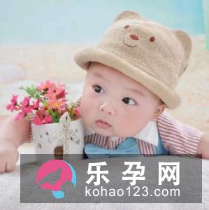 为什么小孩睡觉手投降 宝宝睡觉手老是举起来是怎么回事