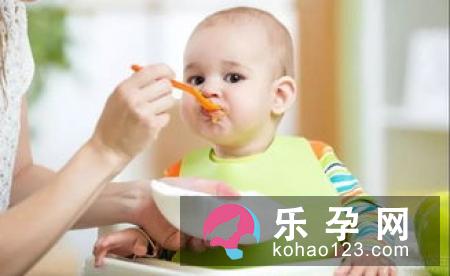 宝宝几个月会自己吃饭 怎么训练