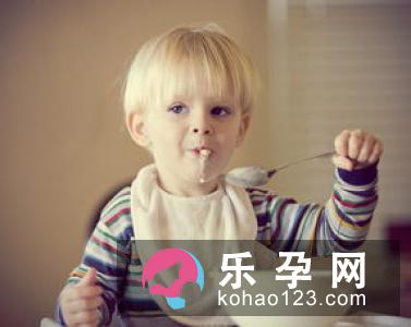 宝宝几个月会自己吃饭 怎么训练