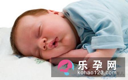 为什么小孩睡觉手投降 宝宝睡觉手老是举起来是怎么回事