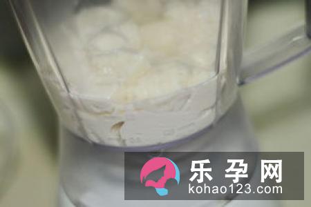 十个月的宝宝可以吃蜂蜜吗 可以吃蛋糕吗