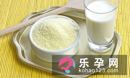 新生儿喝奶粉大便有奶瓣怎么办 几个月宝宝成形