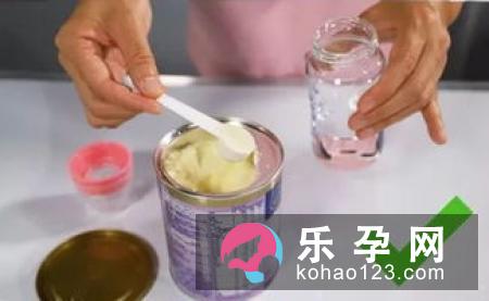 满月宝宝吃多少毫升奶粉 一个月要吃几罐
