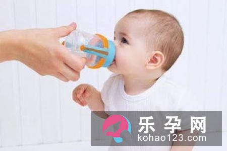 满月宝宝吃多少毫升奶粉 一个月要吃几罐