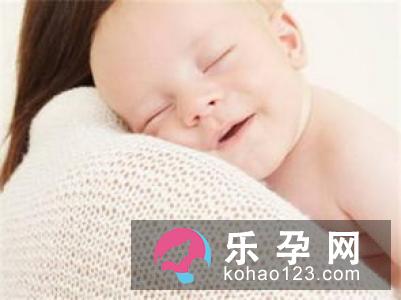 宝宝吐奶像喷泉一样怎么回事 呛到气管是什么症状