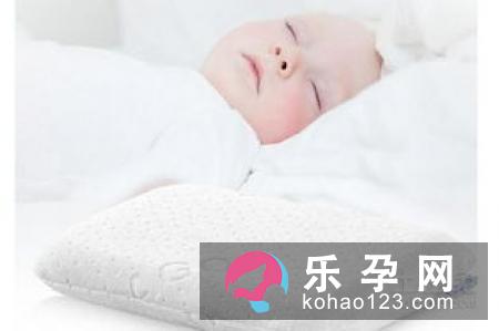 宝宝多大可以睡枕头 多高合适