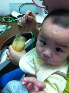 几个月宝宝可以吃干饭 先吃饭还是先喝奶呢