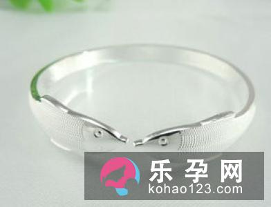 怀孕可以带银首饰吗 戴银手镯好不好